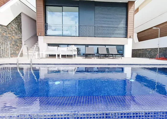 A2403 Brand New South Facing With Infinity Pool * נרחה