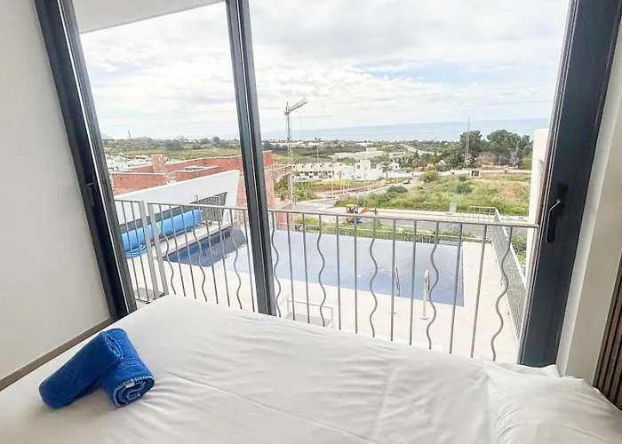 A2403 Brand New South Facing With Infinity Pool Willa