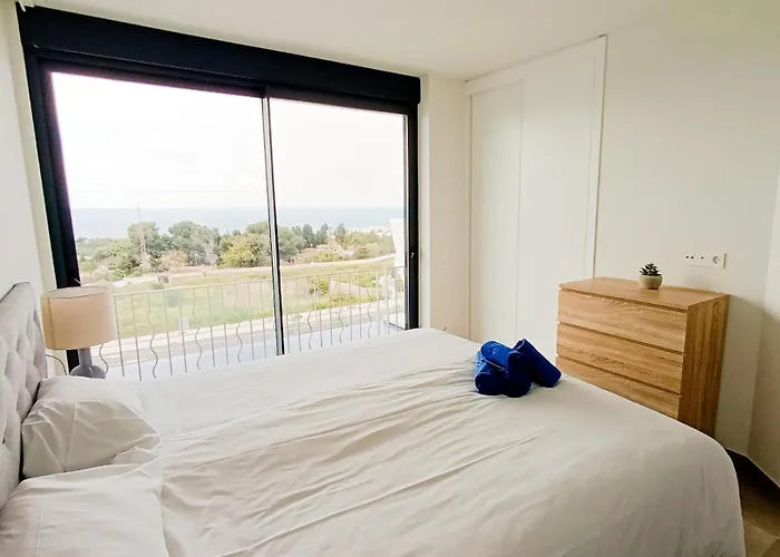 A2403 Brand New South Facing With Infinity Pool